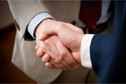Dva profesionální obchodník dává handshake v kanceláři, closeup selektivní zaměření — Stock obrázek