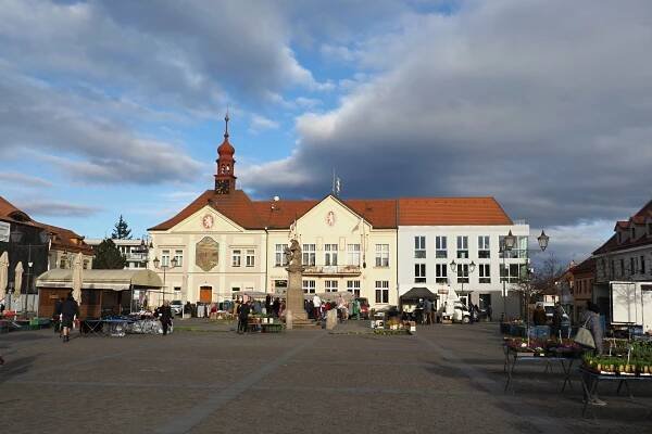 Masarykovo náměstí se sochou sv. Jana Nepomuckého a sobotní trhy, Brandýs nad Labem.