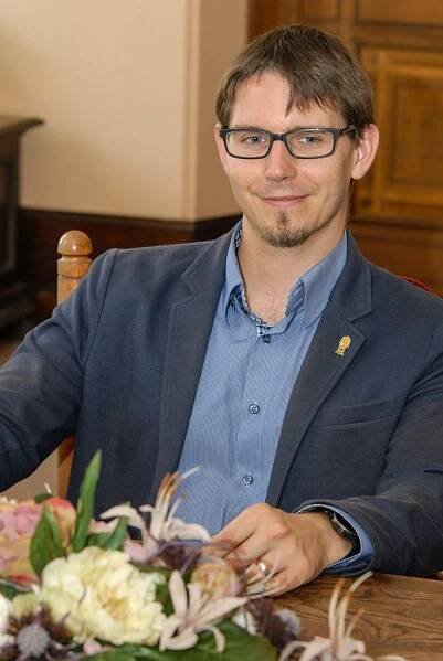 Čtyři studenty ve věku 15 až 17 let z výměnného programu mládeže neziskové mezinárodní organizace Rotary International přijal na radnici ekonomický náměstek primátora města Plzně Pavel Kotas. Roční výměna studentů středních škol je kulturním a vzdělávacím programem, v jehož rámci student navštěvuje školu a během roku žije ve dvou až čtyřech rodinách v hostitelské zemi. Program je založen na principu, kdy počet studentů z dané oblasti vyjíždějících do zahraničí se rovná počtu studentů, kteří naopak do oblasti přijedou. Do Plzně tentokrát přijeli studenti z USA, Indie, Mexika a Brazílie a navštěvují Masarykovo gymnázium Plzeň, Střední odbornou školu obchodu, užitého umění a designu a Střední zdravotnickou školu a VOŠ zdravotnickou. (foto: M. Pecuch, 9.9.2016)