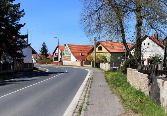 Soubor:Kovanice, Chvalovice, road to Nymburk.jpg – Wikipedie