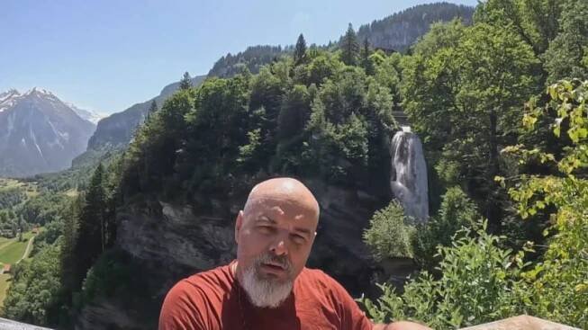 Guru Jára, nyní vystupující pod přezdívkou mistr Jahra, stále káže svým příznivcům, a to prostřednictvím mobilní aplikace.