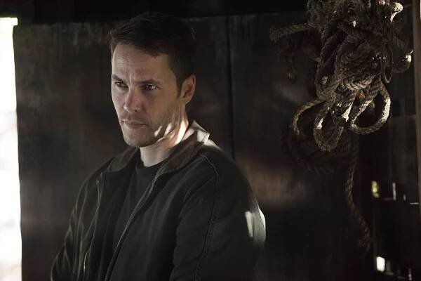 Taylor Kitsch in Temný případ (2014)