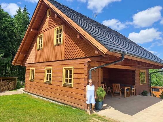 Splnila si sen a zprostředkovává ho lidem. Roubenka Kamennka láká a voní dřevem