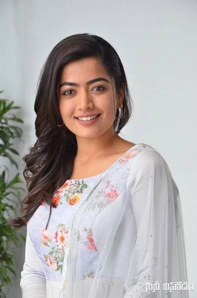 Rashmika Mandanna - Cinevinodam
