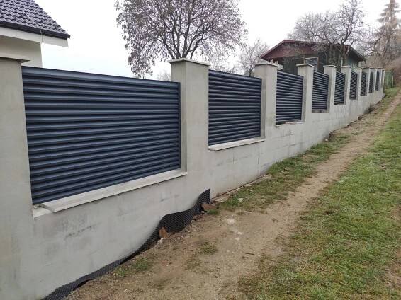 Nadrozmerná samonosná brána s bráničkou a oplotením