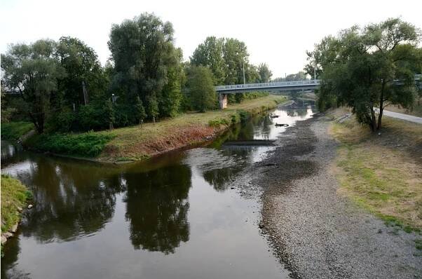Řeku Ostravici sužuje sucho, přesto stále ještě umí nabídnout osvěžení