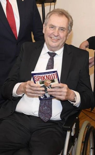 Na akci Miloše Zemana chyběla jeho žena i dcera: Manželka je po operaci, vypadá jako mafián, řekl nám exprezident