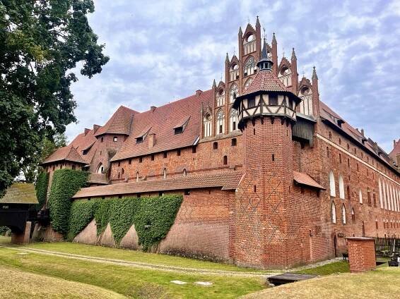 Den 3. Moře, Malbork a posraný Polsko – Karvayovi