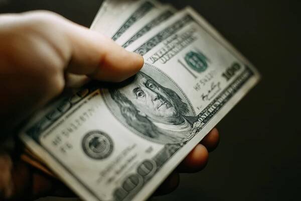 Dolar výrazně oslabil, investory lákají riskantnější aktiva - Zlato.cz