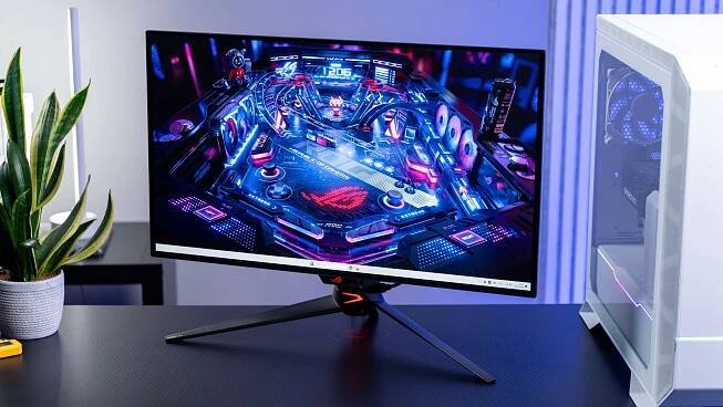 Asus ROG Swift OLED PG32UCDM Gaming-Monitor neben PC stehend
