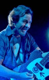 Páteční koncert Pearl Jam v Praze nebude. Frontman má nemocné hlasivky