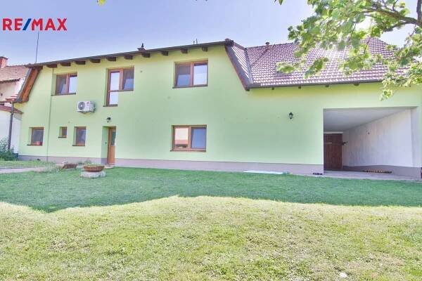 Prodej rodinného domu s dvěma bytovými jednotkami a pozemkem 1488m2 , Újezd u Brna | Realitní kancelář pro Brno a celou