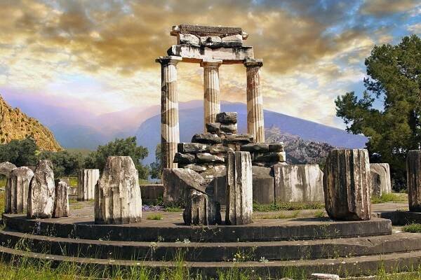 2 marvelous days Delphi Meteora Thermopylae private tour