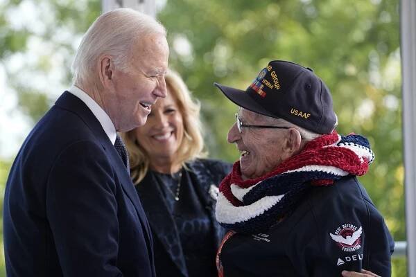 Pády, zamrzání, přeřeknutí – i fake news Trumpovy kampaně. Je Biden na Bílý dům příliš starý?