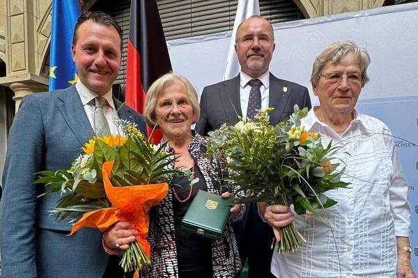 Landtagsabgeordneter Jörg Schmidt, Renate Stolze, Oberbürgermeister Steffen Zenner und Dorothea Langefeld bei der Verleihung des Sächsischen Verdienstordens an die beiden Plauenerinnen (von links nach rechts).