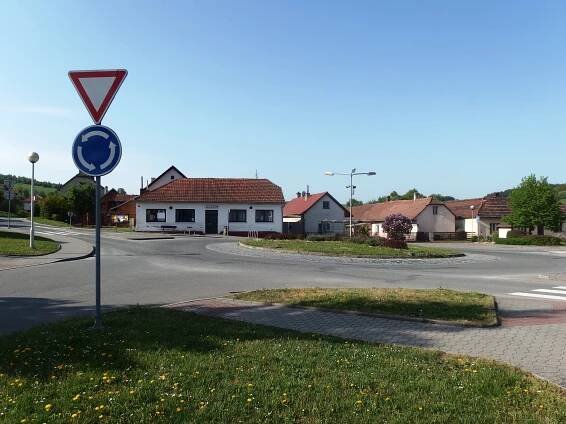 Soubor:Ludkovice, kruhový objezd.jpg