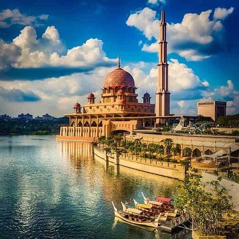 Putrajaya One-Day Trip (& Top Things To Do for Muslim Solo Travelers!)