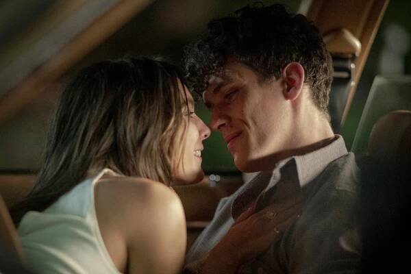 Sny o Manhattanu - Absolventi - Z filmu - Caitlin Stasey, Sam Vartholomeos