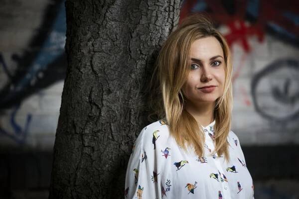 Dívala jsem se z okna autobusu. Řidič ve vedlejším pruhu vytáhl penis a začal masturbovat