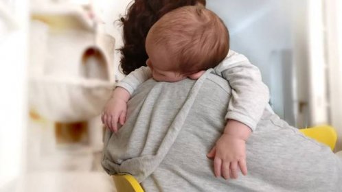 Spánek se po narození dítěte navždy změní. Kolik let může trvat deficit?