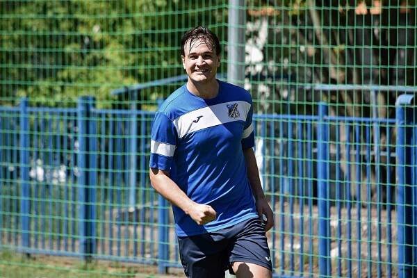 Kam za fotbalem: V Olších boj o třetí místo, B-třídu okoření okresní derby