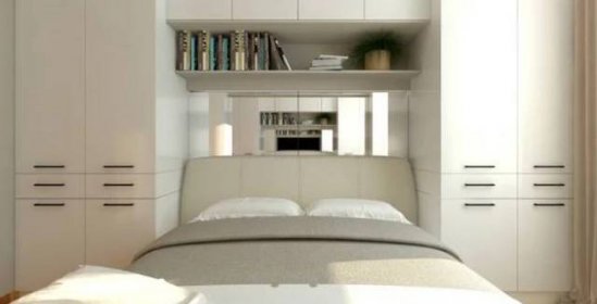 V malé ložnici se lépe vyjímá světlý nábytek
