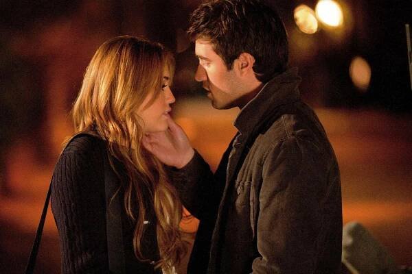 Kočka - Z filmu - Miley Cyrus, Josh Bowman