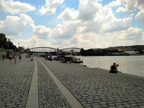 Popíjení na náplavkách utne půlnoc. Praha chystá změnu vyhlášky