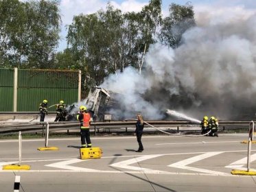 Nehoda autobusu a kamionů na pražském okruhu - 1 - GALERIE: Nehoda autobusu a kamionů na pražském okruhu (4/30)