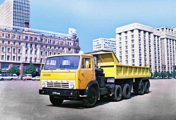 Legendární ruský výrobce nákladních aut slaví. První Kamaz vyrobili před 45 lety