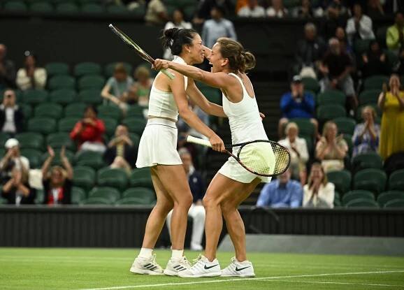 Strýcová na sklonku kariéry slaví druhý grandslam, s Tchajwankou ovládly Wimbledon