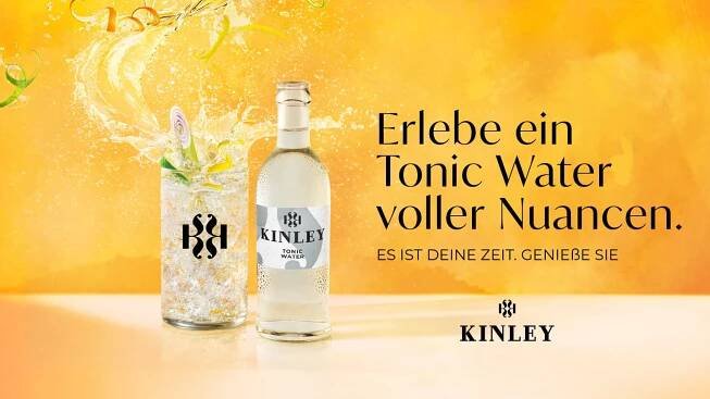 Banner mit einem Glas sprudelndem Kinley Tonic Water neben einer Flasche Kinley. Daneben der Text „Erlebe ein Tonic Water voller Nuancen. Es ist deine Zeit. Geniesse sie.“