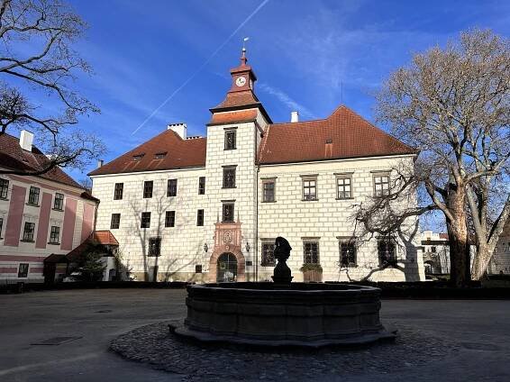 Třeboňský zámek se stal terčem zlodějů kovů. Už podruhé očesali z památky okapy