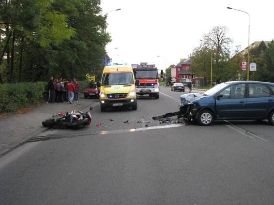 Motorkář se při srážce s autem vážně zranil