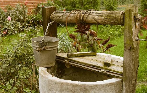 Stáhnout - Stará zkažená voda dobře v Sumeru zahradní, venkovské krajiny — Stock obrázek