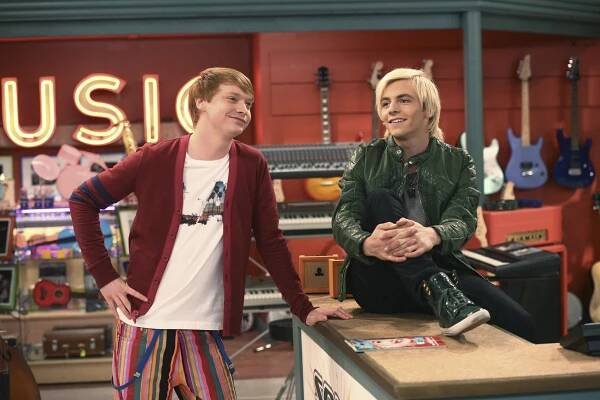 Austin a Ally - Série 4 - Buzzcuts & Beginnings - Z filmu - Calum Worthy, Ross Lynch
