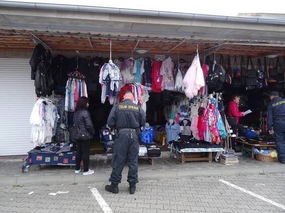 Kontrolní akce EET v příhraničních tržnicích: většina provozovatelů se připravila | Tiskové zprávy 2017 | Tiskové zprávy