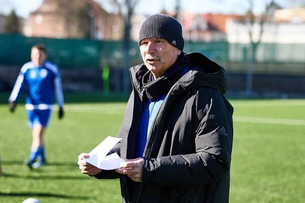 Trutnov nevyužil přesilovku, Náchod neskóroval ani z penalty. Dvůr veze bod