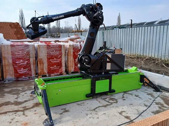 Zdící robot staví sportoviště Jihočeské univerzity - Stavitel
