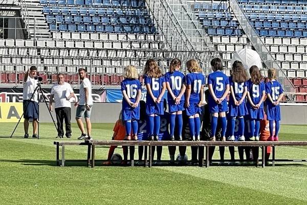 VIDEO: Dívky z SK Olomouc se fotily na týmové kartičky. Byly nadšené