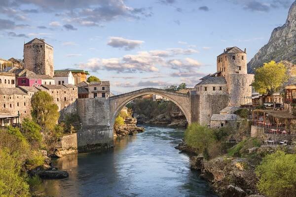 Mostarský most ve městě Mostar v Bosně a Hercegovině. stock fotka
