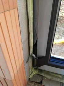 Správné provedeni pásek kolem připojovací spáry - Okna, dveře a brány | Modrastrecha.cz