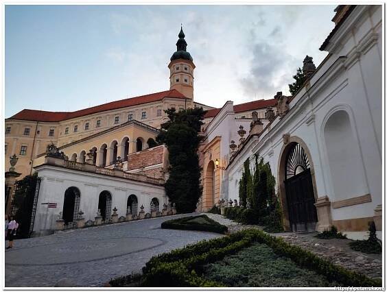 PetanOP - výlet 2.9.2022 procházka Mikulovem na burčák - Vrcholovka.cz