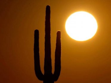 Blistering US heatwave spreads from south and scorches 190m Americans