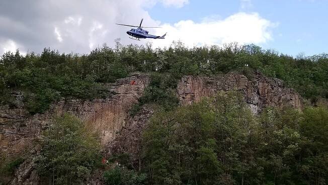 Zraněnou horolezkyni zachraňovaly dva vrtulníky, člun a jeřáb