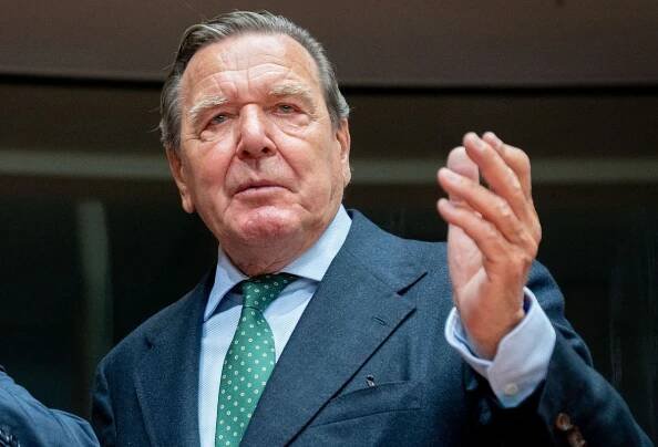 Bývalý nemecký spolkový kancelár Schröder je hospitalizovaný. Vážne emocionálne vyhorenie, znie diagnóza