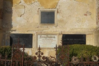 Soubor:Loukov, Mladá Boleslav - hřbitov u kostela, hrob Milada Paulová 2.jpg – Wikipedie