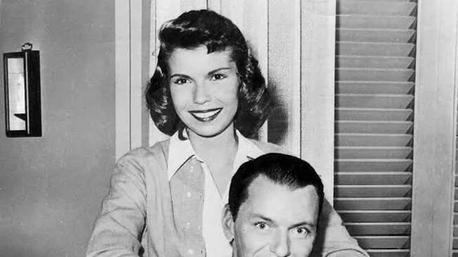 Ze stínu legendárního otce k matce ženského rocku: Nancy Sinatra slaví 80. narozeniny