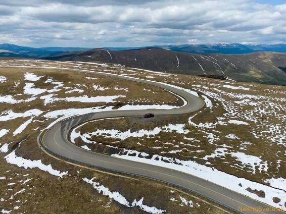 Transalpina z výšky pripomína veľkého hada