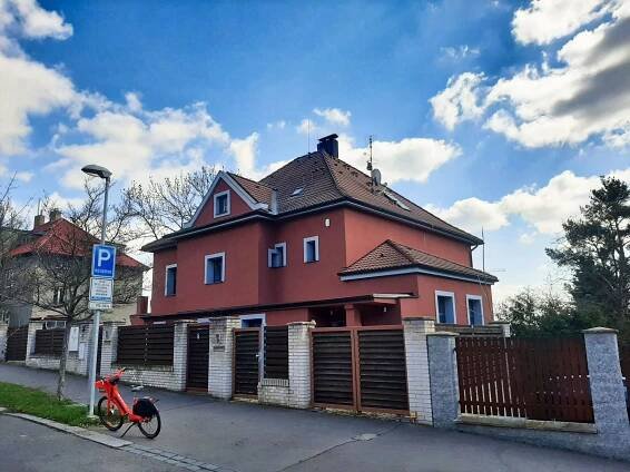 Strašnice: čtvrť vil slavných herců a luxusního bungalovu, z něhož prchl Karel Gott